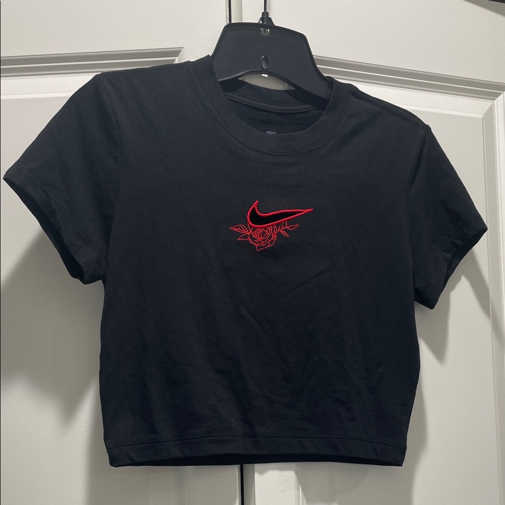 Nike Sportswear Women's Valentines Chill Knit Cut Out Black Crop T-Shirt SZ S
